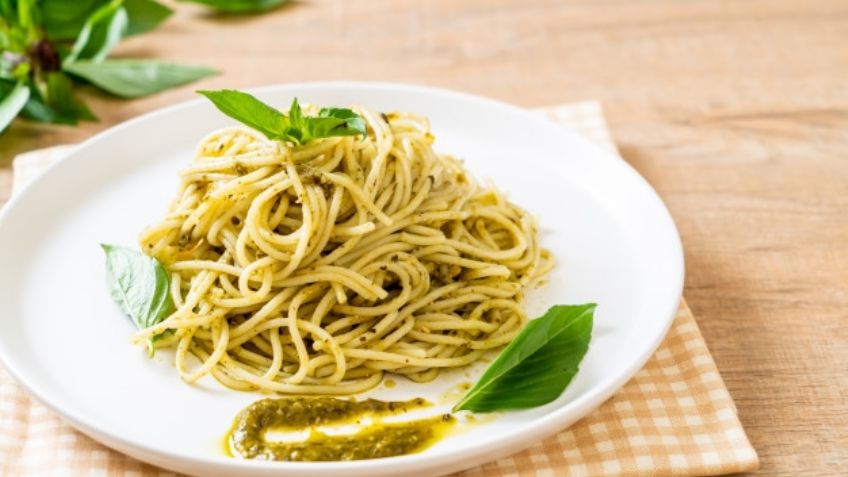 Prepara este espagueti al pesto y sorprende a tu paladar con su increíble sabor