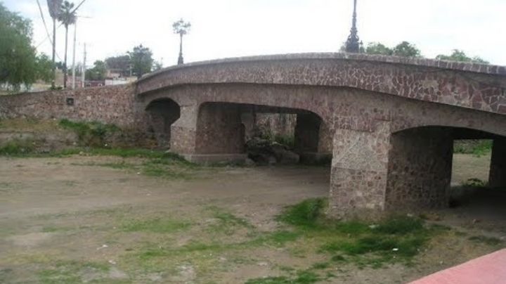 Lo colgaron de un puente con las manos amarradas; hallan cadáver con mensaje amenazante