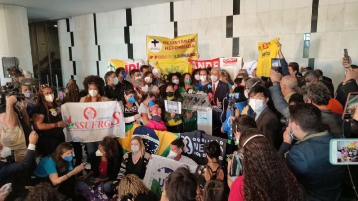 Con más de 20 acusaciones por corrupción, piden sacar del Gobierno a Jair Bolsonaro