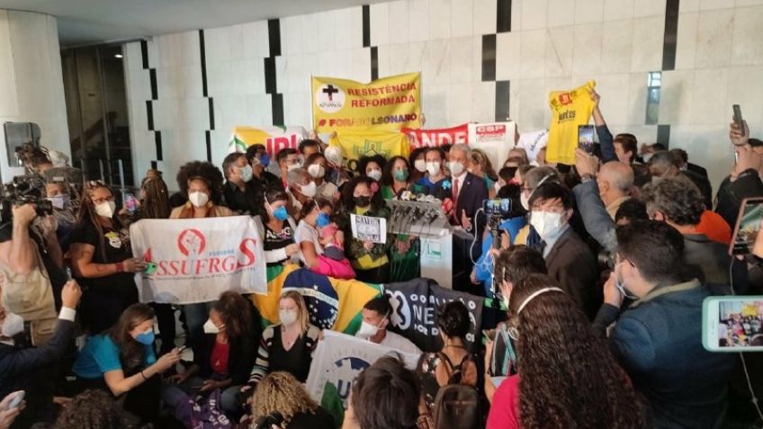 Con más de 20 acusaciones por corrupción, piden sacar del Gobierno a Jair Bolsonaro