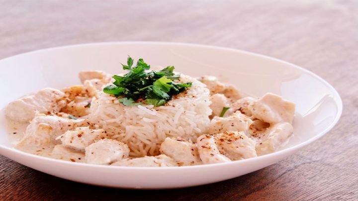 Dale un sabor tropical a tu pollo con esta salsa de coco y pimiento morrón; te fascinará