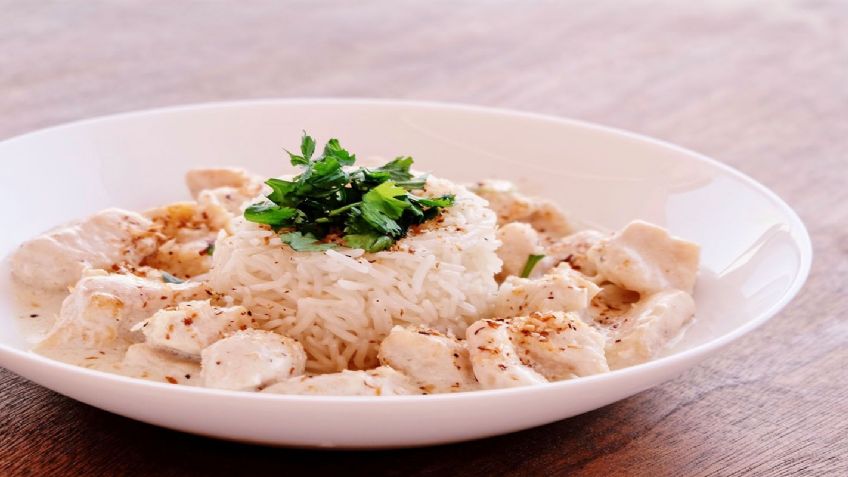 Dale un sabor tropical a tu pollo con esta salsa de coco y pimiento morrón; te fascinará