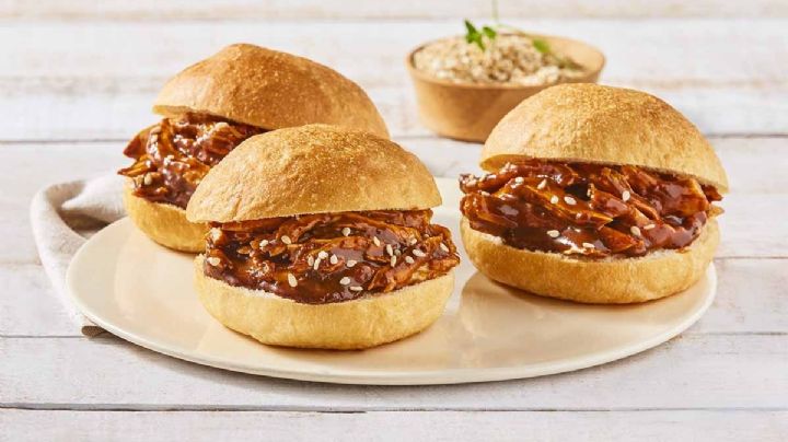 ¿Te tocó llevar la comida? Deleita a tu familia con estas exquisitas hojaldras de mole con pollo