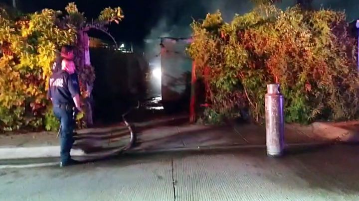 Fuerte incendio reduce a cenizas vivienda en Cajeme; creen que habría sido provocado