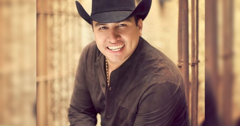 Julión Álvarez y su familia quedan atrapados en fuego cruzado