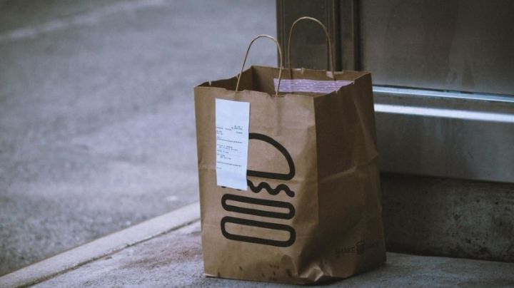 Policía de Arkansas detiene a un repartido de comida; él mismo entrega comida al cliente