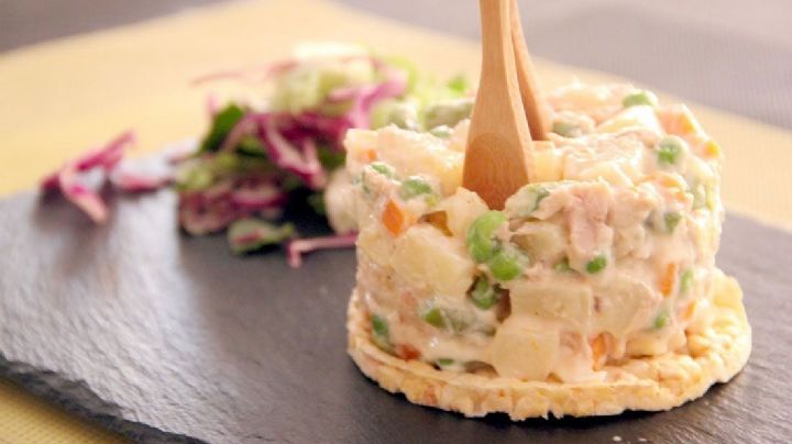 ¿Almuerzo para el trabajo? Llévate esta rica ensalada rusa con pollo; deleitará tu paladar