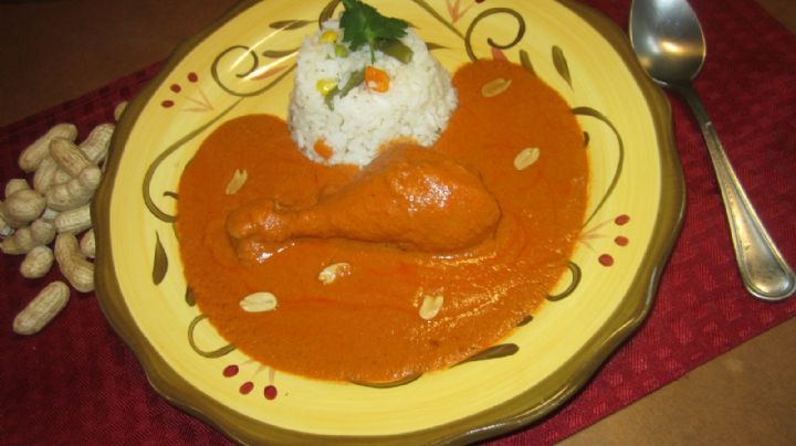 Aprende a preparar esta deliciosa receta de pollo bañado en salsa cremosa de cacahuate