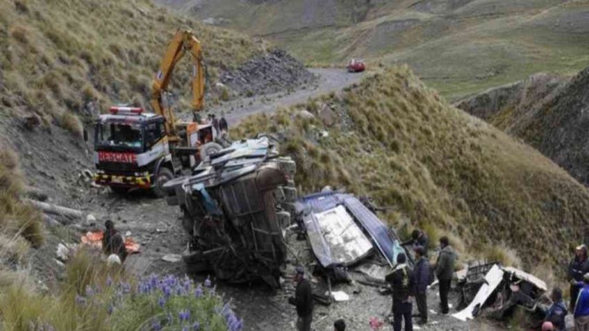Autobús cae en un precipicio de 150 metros en Bolivia; 34 pasajeros mueren y 10 sufren lesiones