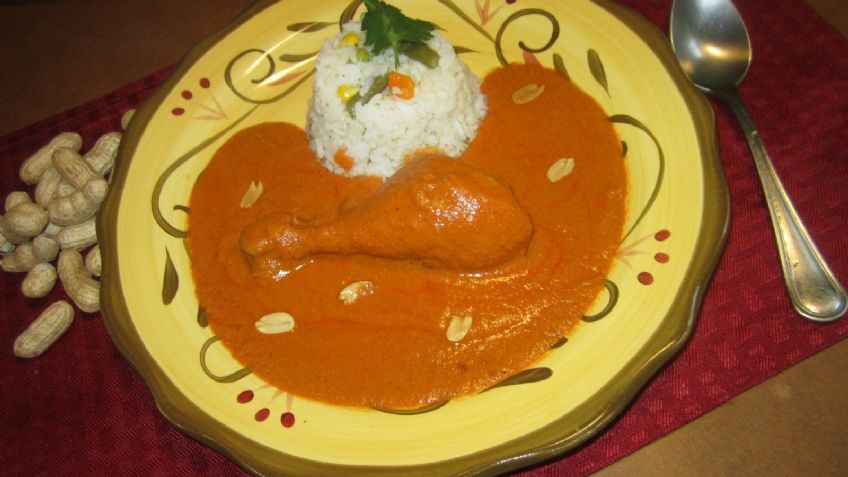 Aprende a preparar esta deliciosa receta de pollo bañado en salsa cremosa de cacahuate