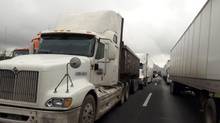 Brutal colisión: Choque de 2 tráileres y una camioneta deja heridos y una víctima mortal