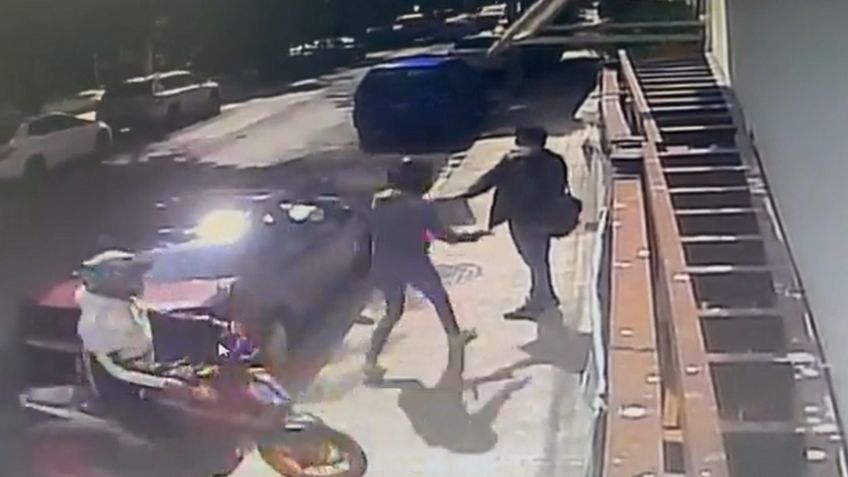 A punta de pistola: Motociclistas atracan a joven; un VIDEO muestra cómo le quitaron todo