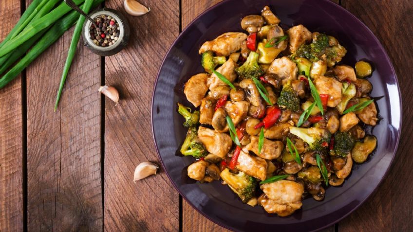 ¿Comida fácil y rápida? Claro que sí; deleita a tu familia con este pollo salteado en naranja