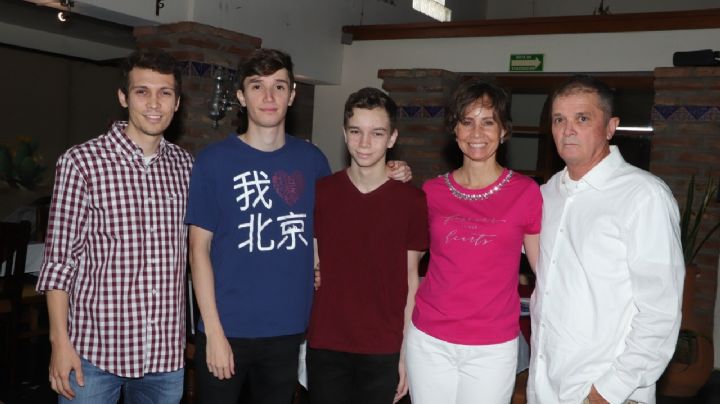 La Familia Barceló Basáñez celebró gustosa los logros académicos de sus hijos