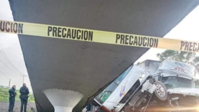 FUERTES IMÁGENES: Tráiler colisiona con camión en Edomex; hay heridos y víctimas mortales
