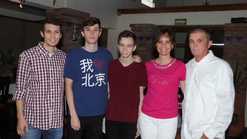 La Familia Barceló Basáñez celebró gustosa los logros académicos de sus hijos