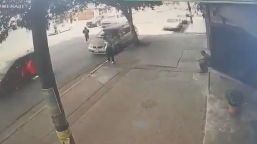 FUERTE VIDEO: A plena luz del día, sicario embosca a hombre y lo mata a balazos en Tijuana