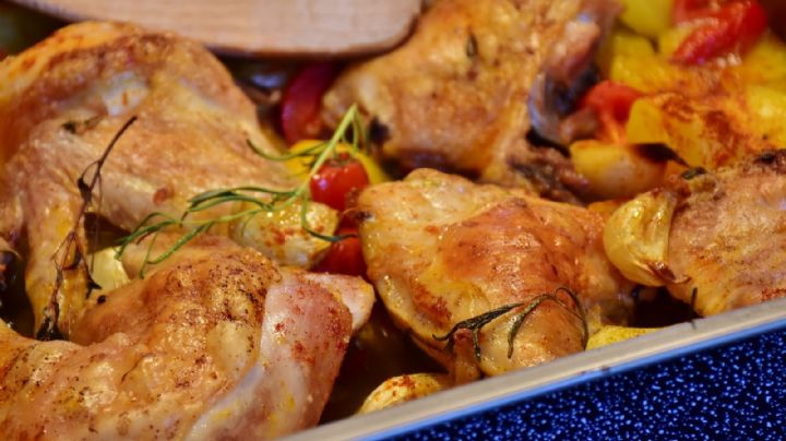 ¡Más rico, imposible! Disfruta de este delicioso pollo al horno con papas; tu familia lo amará
