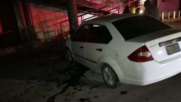 Fatal accidente: Automovilista muere tras sufrir fuerte impacto contra un puente peatonal