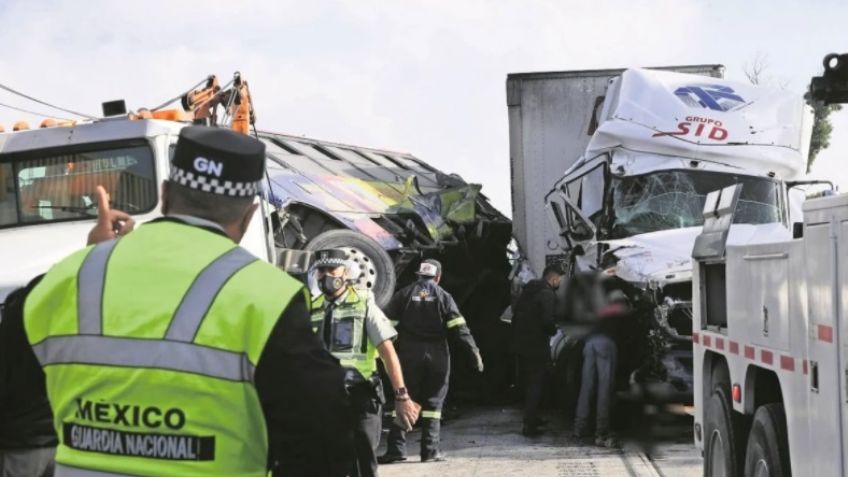 Dos hombres mueren cercenados; los atropelló un camión en la México-Querétaro
