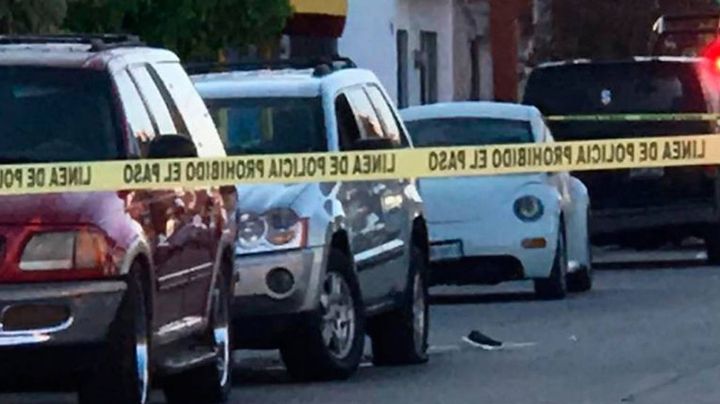 A plena luz del día, ejecutan de varios tiros a policía afuera de su casa; salía rumbo al trabajo