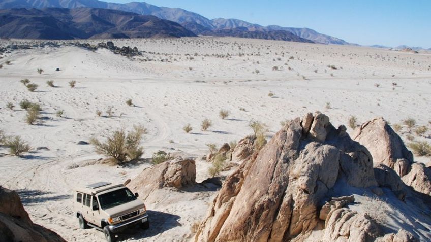 Horrible final: Una mujer muere en el desierto; encuentran su cuerpo entre la maleza