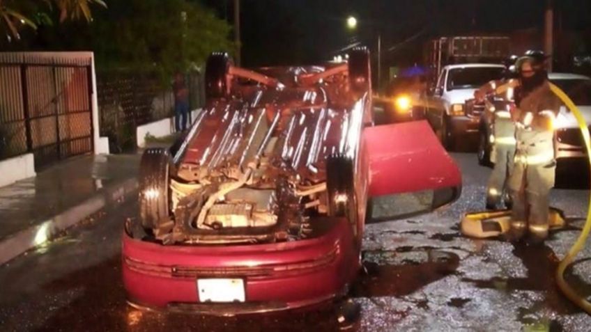 Sedán termina llantas arriba tras chocar contra auto estacionado al sur de Hermosillo