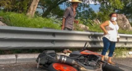 Motociclista se estrella contra tráiler; la cabeza se le desprendió con todo y casco