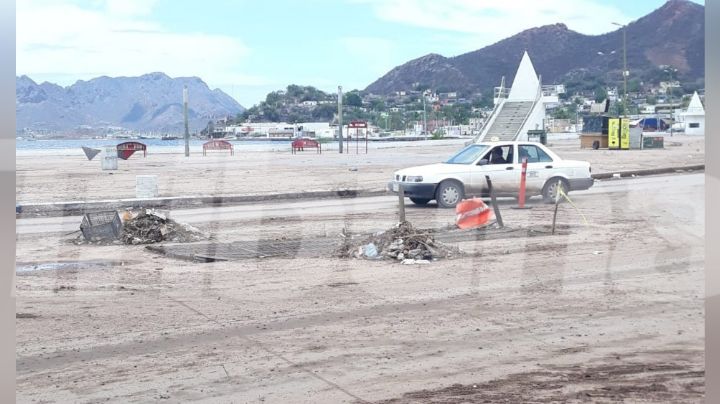 Malecón de Guaymas sufre estragos de las recientes lluvias con basura y tierra