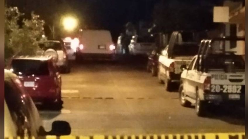 En plena vía publica, localizan el cuerpo de un hombre con fuertes golpes; estaba muerto