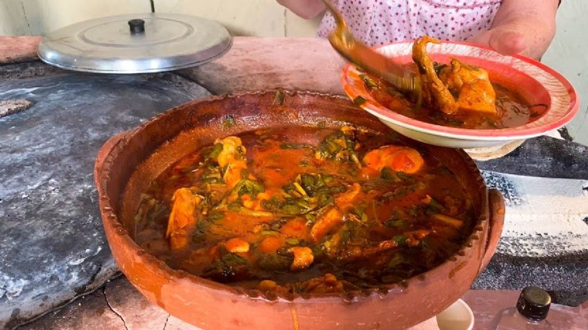 Disfruta de todo el sabor de la comida mexicana con este pollo en verdolagas y calabacín