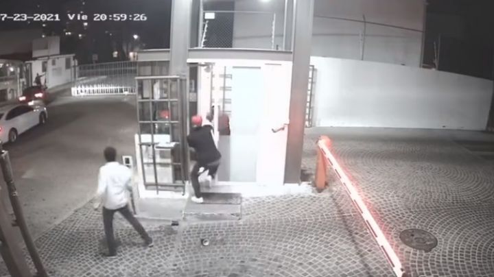 VIDEO: Jóvenes propinan golpiza a guardia de seguridad en un fraccionamiento de Querétaro