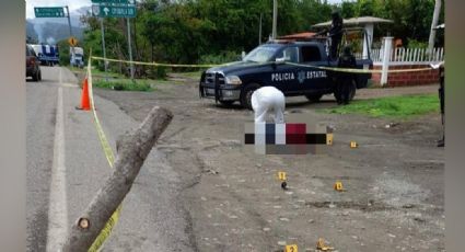 Sobre la carretera Acapulco-Zihuatanejo, localizan el cadáver de un hombre; tenía balazos