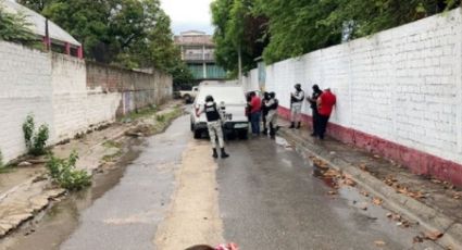 Tiran 2 cadáveres envueltos en sábanas frente a una secundaria; eran hombre y mujer