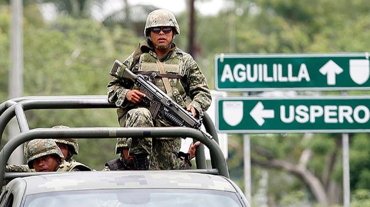 VIDEOS: Civiles atacan a personal del Ejército en Aguililla, Michoacán; están "hartos" del CJNG
