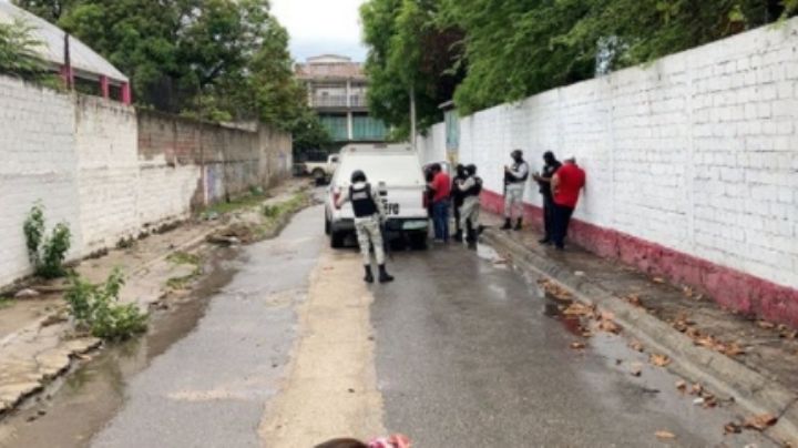 Tiran 2 cadáveres envueltos en sábanas frente a una secundaria; eran hombre y mujer