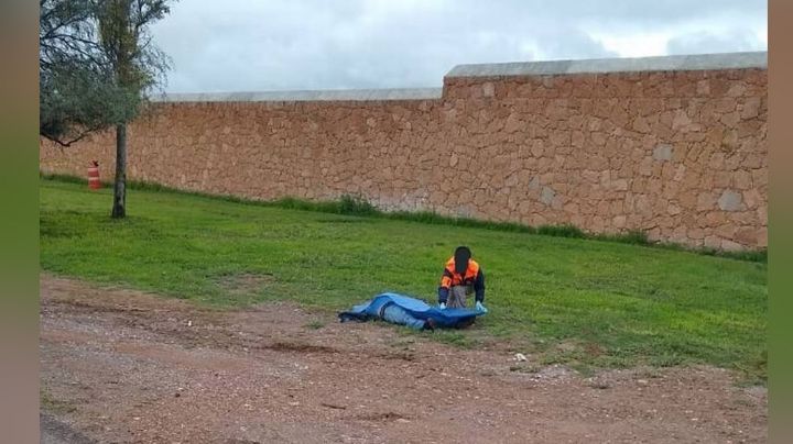 Con al menos tres impactos de bala, localizan el cadáver de un joven a la orilla de la carretera
