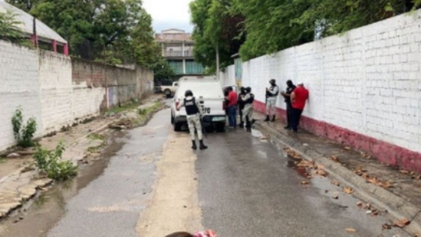 Tiran 2 cadáveres envueltos en sábanas frente a una secundaria; eran hombre y mujer