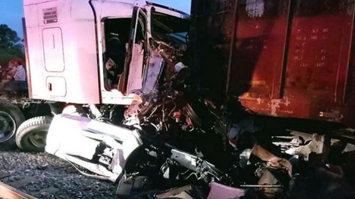 Chofer de tráiler queda prensado al sureste de Hermosillo; intentó ganarle el paso a tren