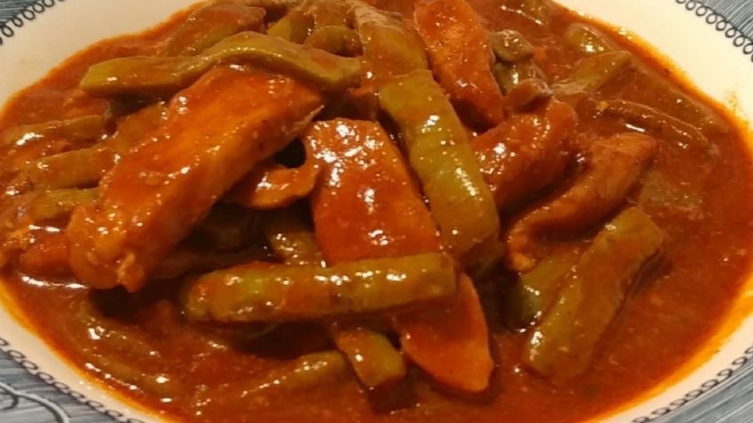 Cocina para principiantes: Aprende a preparar un delicioso pollo en salsa roja con nopales