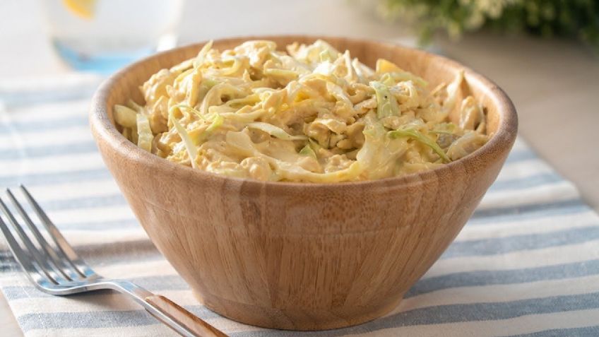 Dale un giro al típico pollo rostizado con esta deliciosa ensalada de col y aderezo