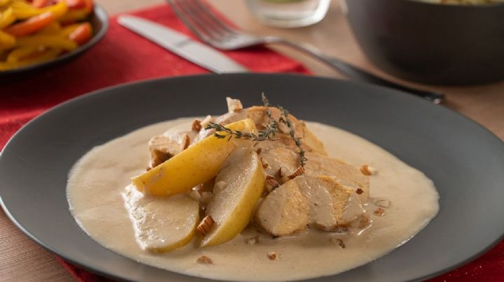 Dale un toque original a tu comida diaria con este rico pollo bañado en salsa de manzana