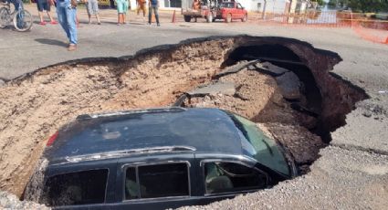 Ciudad Obregón: ¡De no creerse! Enorme socavón en la calle 300 se 'traga' un automóvil