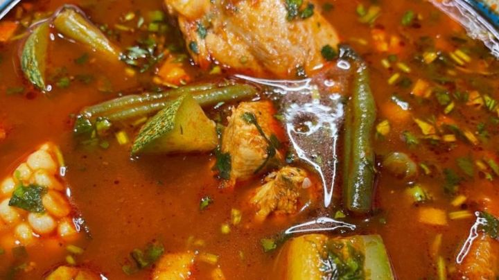 Consiente a tu familia con esta bomba de vitaminas; prepara pollo en salsa con verduras