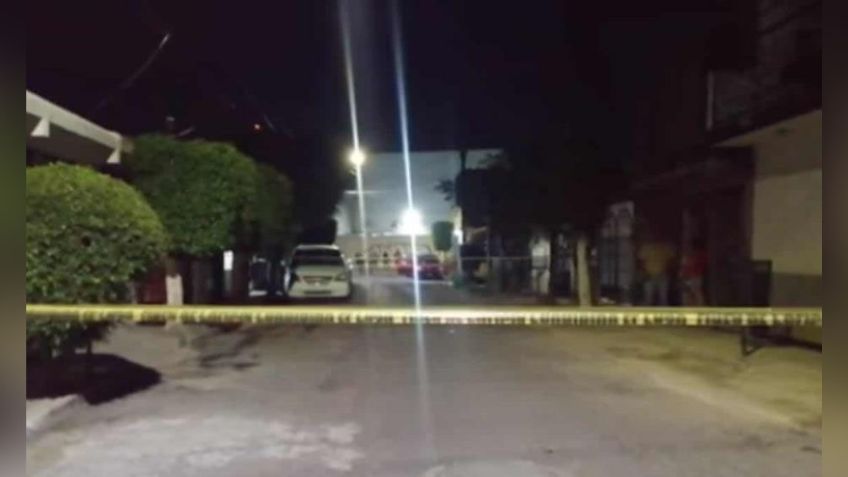 Desde un auto en movimiento, sicarios asesinan a un hombre y hieren dos mujeres en Apodaca