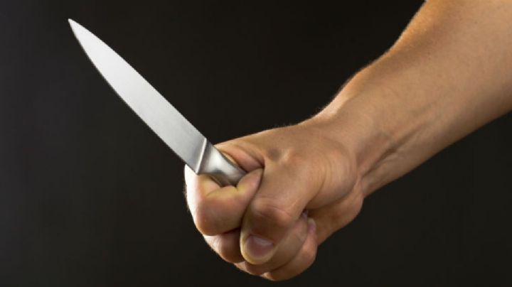 De terror: Una mujer es atacada con un cuchillo cerca de una tienda; detienen al agresor