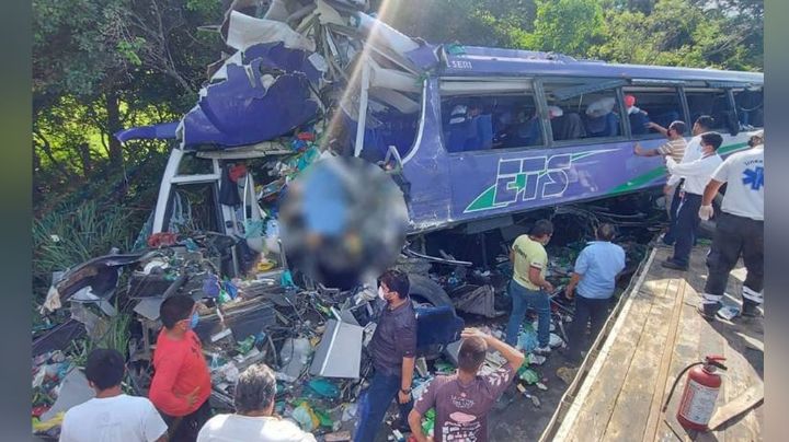 Aparatoso accidente de autobús en Veracruz deja dos muertos; hay 12 heridos