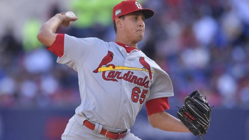 Mexicano Giovanny Gallegos contribuye al triunfo y limpia de Cardenales ante Piratas