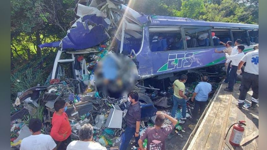 Aparatoso accidente de autobús en Veracruz deja dos muertos; hay 12 heridos