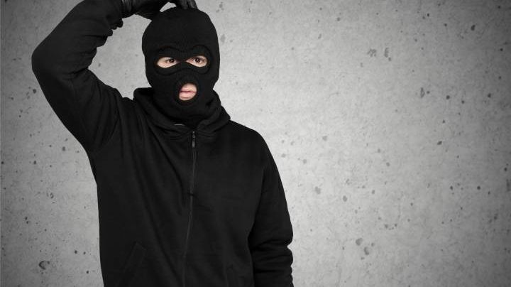 ¡Increíble! Ladrón se aplica gel antibacterial antes de asaltar farmacia en Brasil